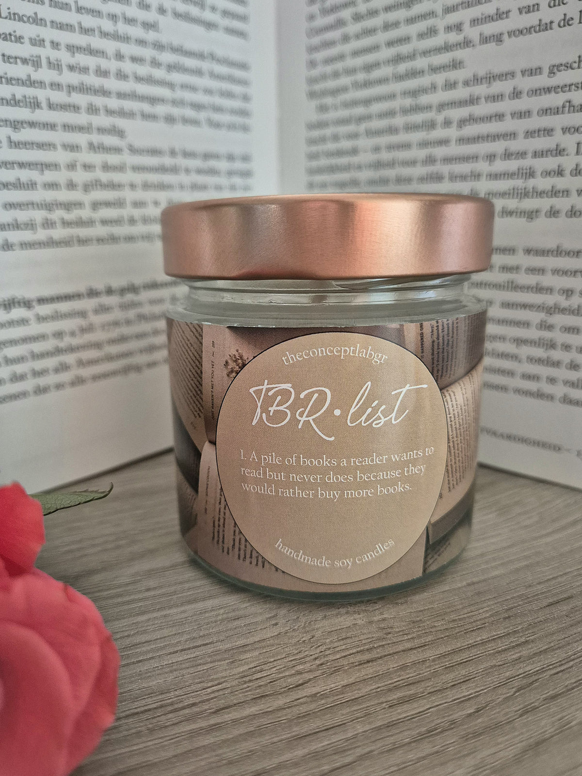 Bookish soja geurkaars TBRlist in glas met bibliotheekgeur van amber, leer, vanille voor booklover