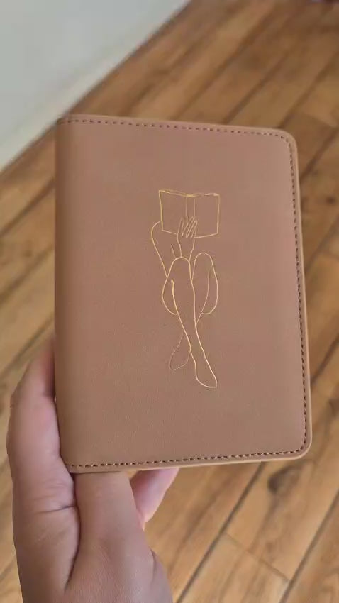 Paspoorthoesje 'Reading woman'